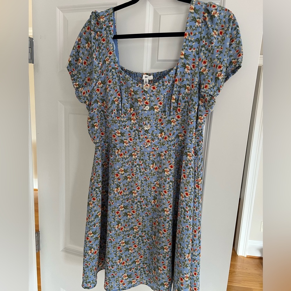 Cute XL dress! Floral design and ruching on the back